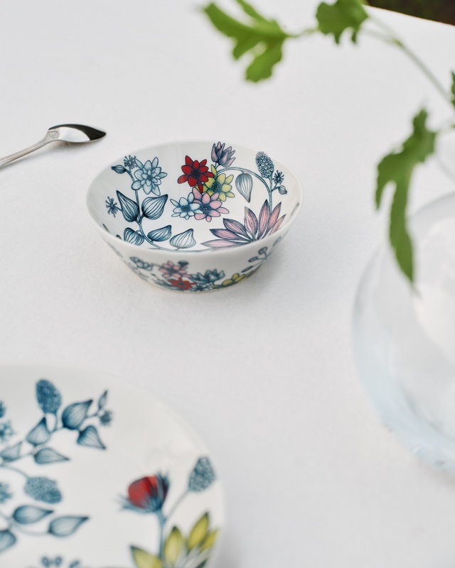 アラビアの装飾⽂化を継承し、独⾃の⾊彩感覚で初夏の草花を表現した「ルノ サマーレイ」